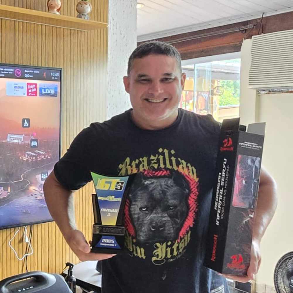 Anderson Pinho – 3º lugar no Super GT3 Divisão A Além do troféu oficial de terceiro lugar, Anderson também foi premiado com um Mousepad Redragon Infernal Dragon Seiryu, reconhecimento pelo alto nível competitivo dentro da elite da Super GT Brasil.