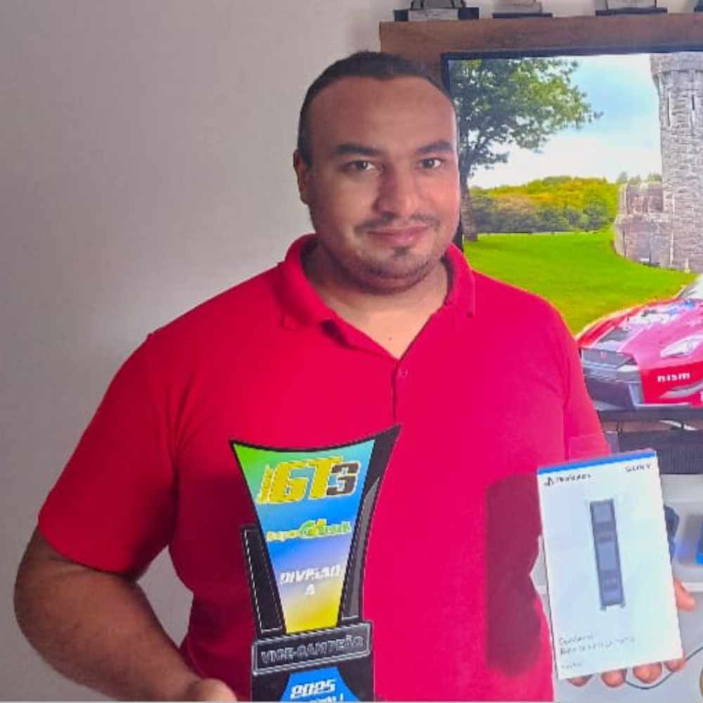 Anderson Rodrigues – Vice-campeão do Super GT3 Divisão A Segundo colocado no campeonato e também 2º do Ranking Geral, Anderson escolheu como prêmio a Base Carregadora Oficial PlayStation 5 para controles DualSense, além do troféu oficial de segundo lugar, coroando uma temporada de alto nível técnico e regularidade dentro da elite da Super GT Brasil.