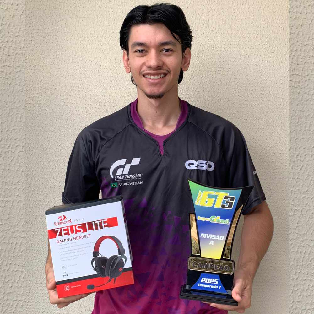 Vitor Piovesan – Campeão do Super GT3 Divisão A Top 1 do ranking e referência absoluta da elite do automobilismo virtual brasileiro, Vitor escolheu como prêmio o Headset Gamer Redragon Zeus Lite, além do troféu oficial de campeão, coroando uma temporada marcada por desempenho, consistência e alto nível técnico na Super GT Brasil.